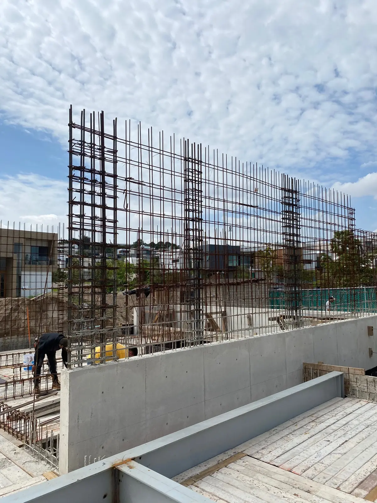 Muro de concreto con acero de refuerzo en proceso de construcción